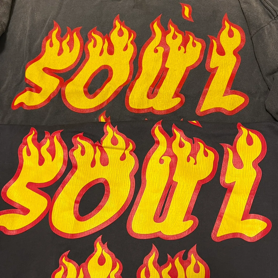 Authentic sample. Don’t buy products made from pictures. SAINT Mxxxxxx LS TEE/SOUL ON FIRE/BLK Soul Flame/Flame Long Sleeve. Washed Black S-XL. Look for cylindrical fabrics without side seams. Don’t buy open-width ones anymore. It’s boring.
